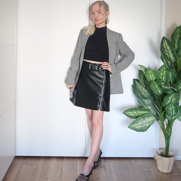 H&M Faux Leather Mini Skirt With Zipper and Belt - Picture 7 of 9